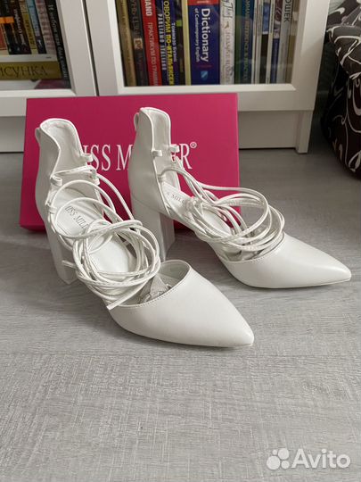 Туфли белые со шнуровкой