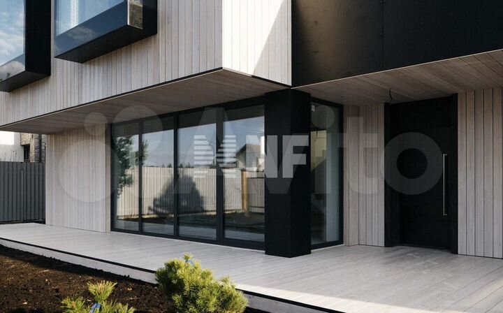 Дом 427 м² на участке 12,1 сот.