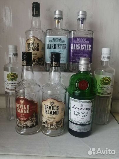 Пустые бутылки и коробки