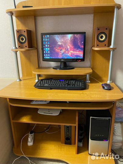 Компьютерный стол и компьютер