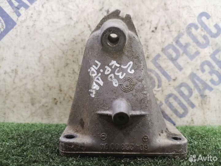 Кронштейн двигателя правый Mercedes-Benz Clk 230