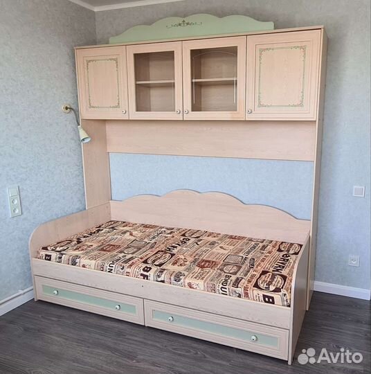 Продам спальный гарнитур (кровать, шкаф, стол)
