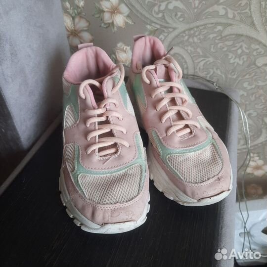 Кроссовки женские 37 размер бу