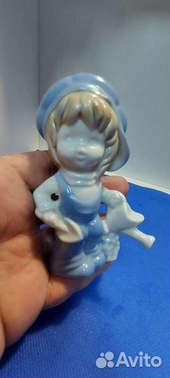 Антикварная фарфоровая статужтка юный садовод.ГДР