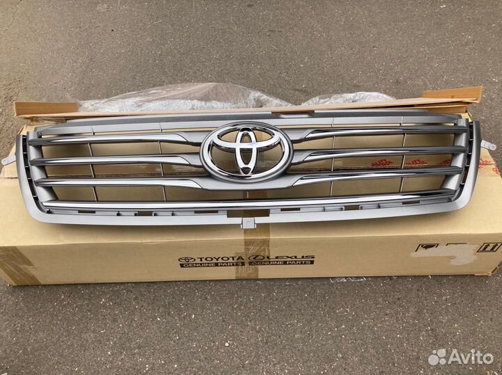 Эмблема решетки радиатора Toyota Rav4 30 2010-2012