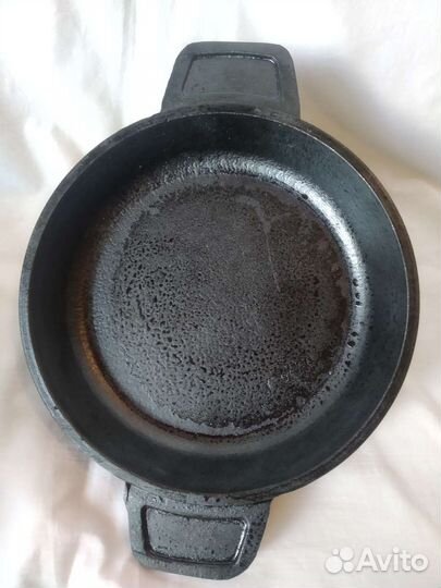 Чугунная кастрюля с крышкой 1,5л