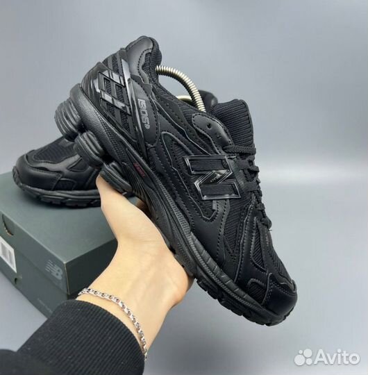 Черные New Balance 1906
