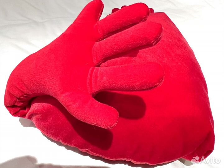 Подушка на диван Сердце с руками