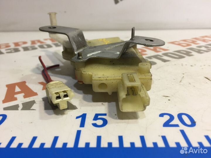 Тойота Ярис Активатор замка багажника