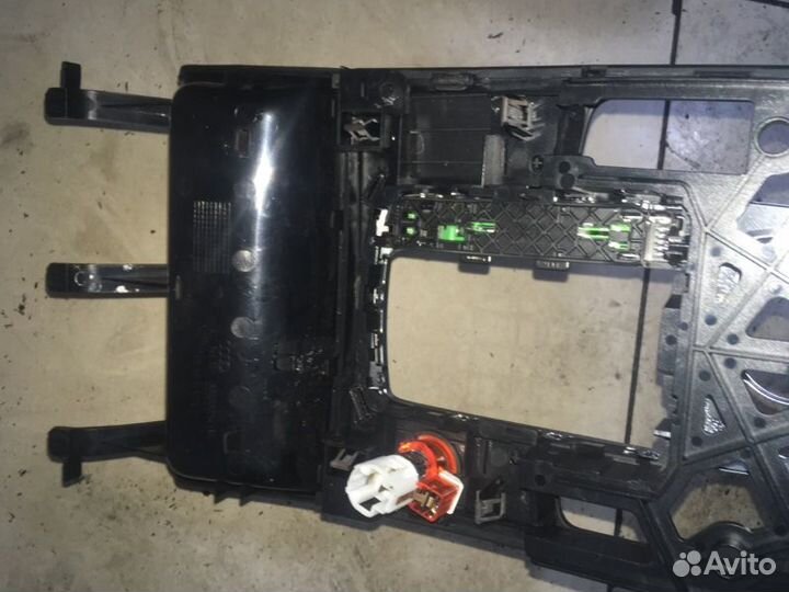 Консоль кпп Audi Q7 2012