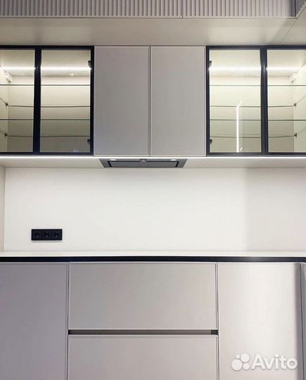 Кухня на заказ угловая светлая