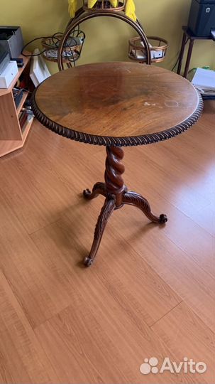 Круглый антикварный столик. Красное дерево
