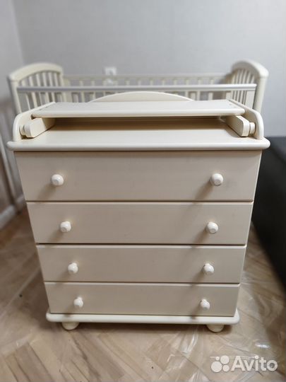 Детская кроватка с маятником и ящиком