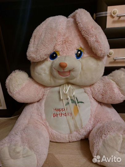 Большой плюшевый заяц