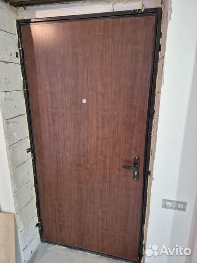 Дверь входная металлическая от застройщика