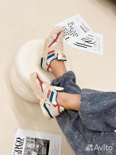 Кроссовки женские