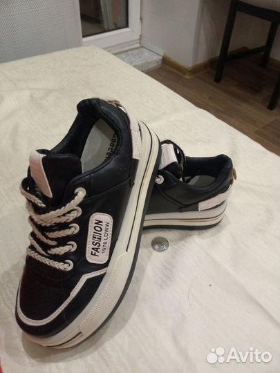 Кроссовки женские