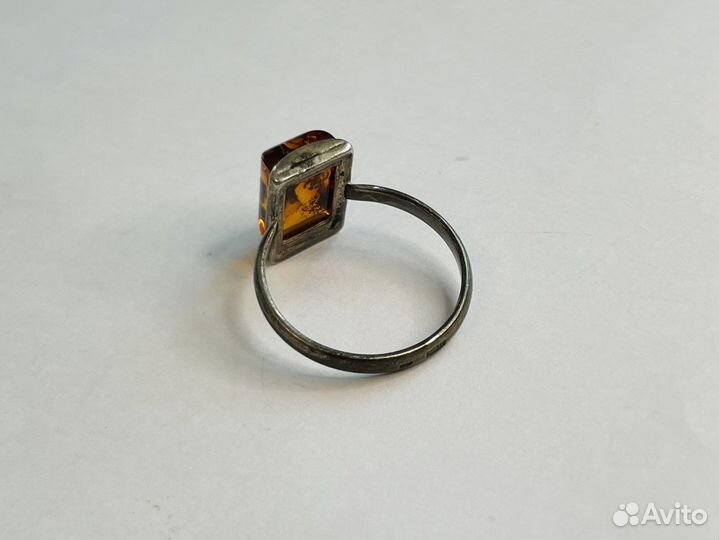 Серебряное кольцо с янтарем