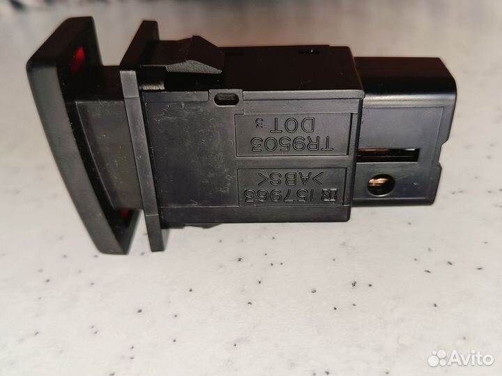 Кнопка аварийной сигнализации Toyota Avensis 2