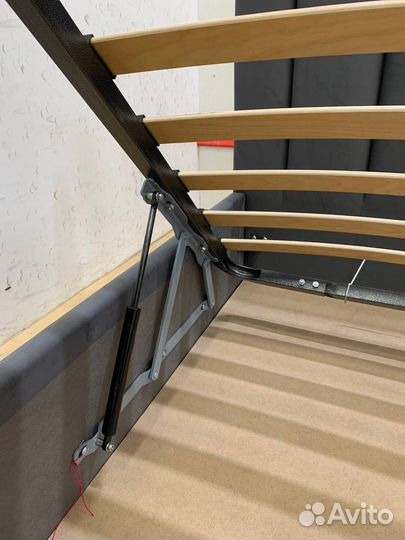 Кровать двухспальная с матрасом 160 200