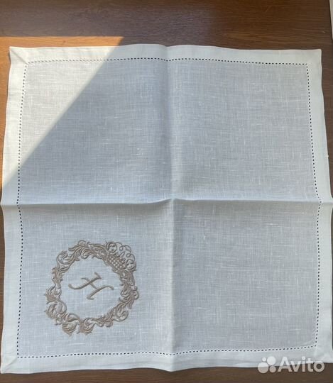 Льняные салфетки с вышитой монограммой. Буква Н