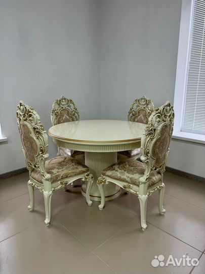 Кухонный стол и стулья