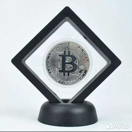 Монета Bitcoin в рамке с подставкой