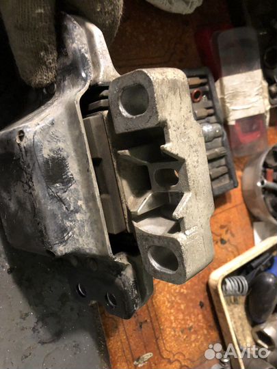 Левая подушка двигателя passat б6