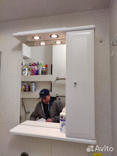 Шкафчик в ванную с зеркалом над раковиной