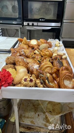 Пекарь в мини-пекарню