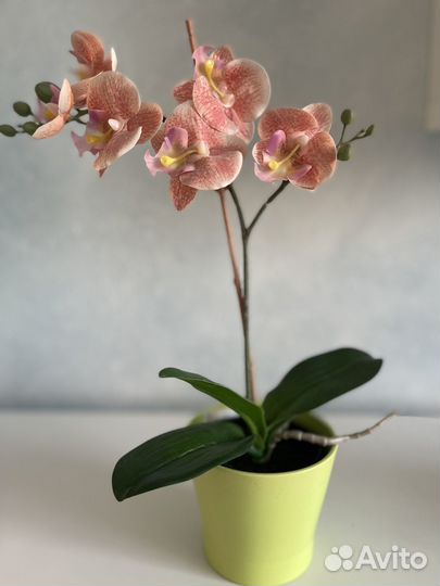 Искусственные цветы в горшках