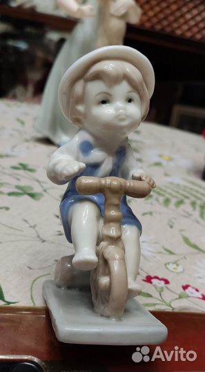 Фарфоровая статуэтка Мальчик на велосипеде