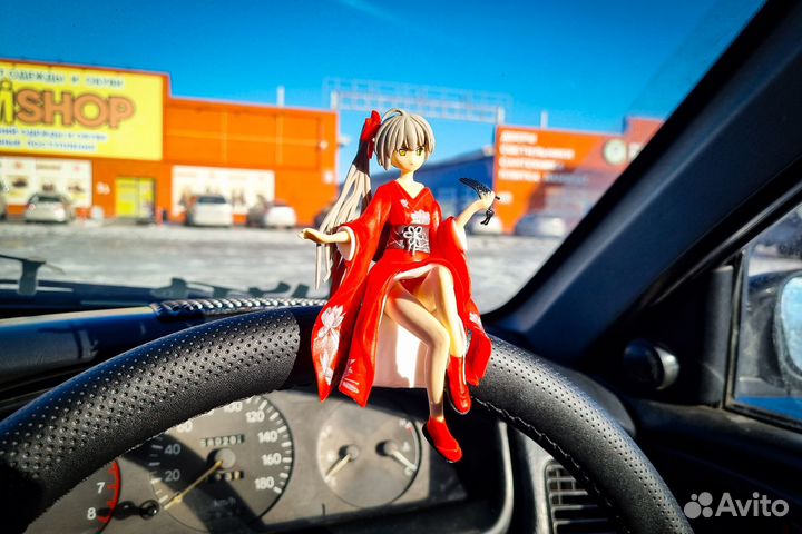 Фигурка на панель, аниме тян, с веером, красное ки