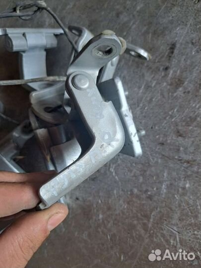 Петля двери Nissan Fuga