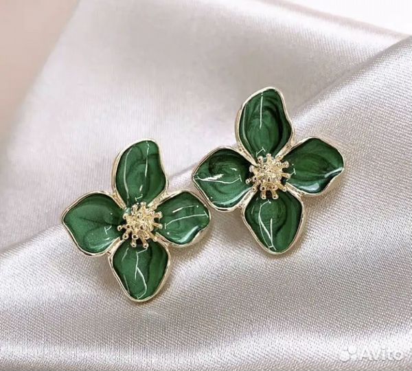 Сережки модные в виде цветка белые и зеленые