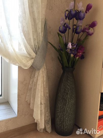 Напольная ваза с ирисами