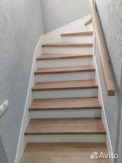 Лестница из ясеня на металлическом каркасе