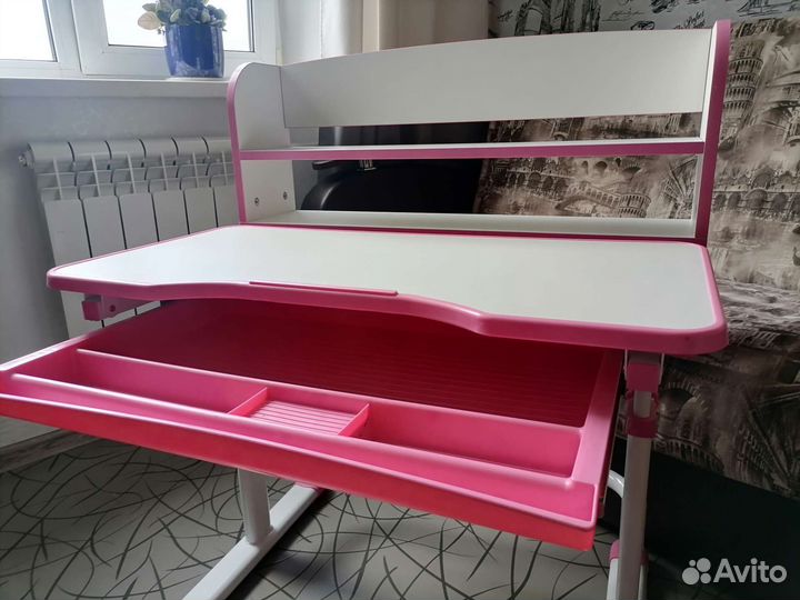 Детский письменный стол и стул