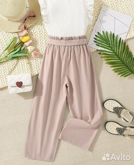 Футболка с оборками и брюки