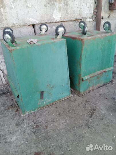 Мусорные баки контейнеры