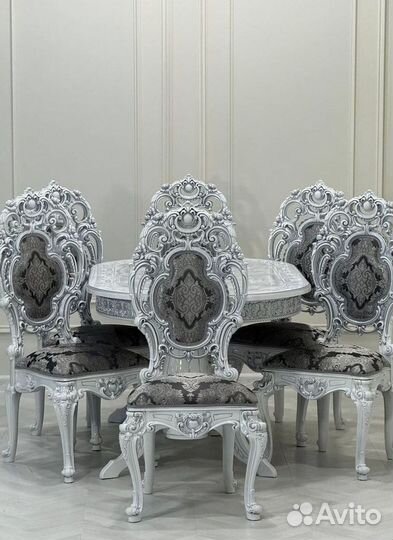 Большой обеденный стол и стулья