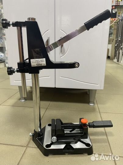 Станок для крепления дрели с тисками