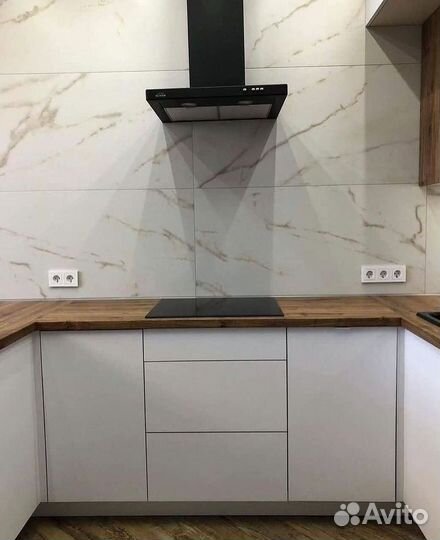 Кухонный гарнитур в стиле хай тек