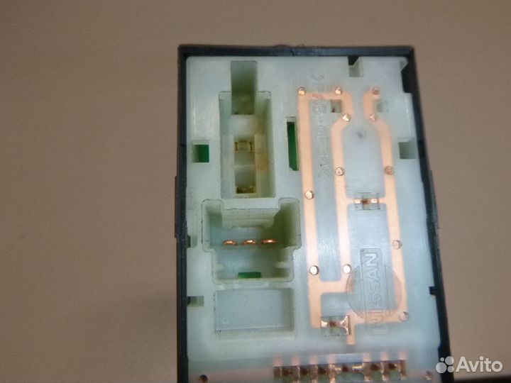 Кнопки стеклоподъемников Infinity QX56 08г