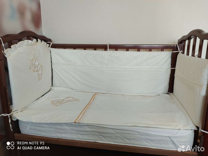 Детская кроватка с продольным маятником и матрасом