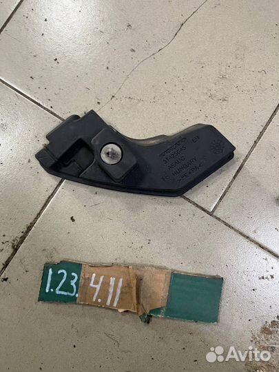 Уплотнитель левый Volvo Xc90 2 2014-2021