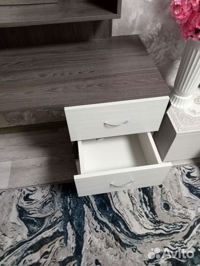 Туалетный столик с зеркалом