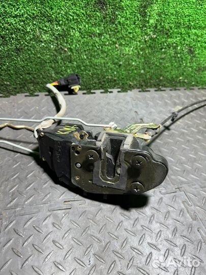 Замок двери передний правый Kia Carnival 2.9 2004