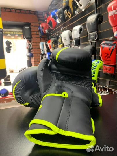 Боксерские перчатки Venum Fight