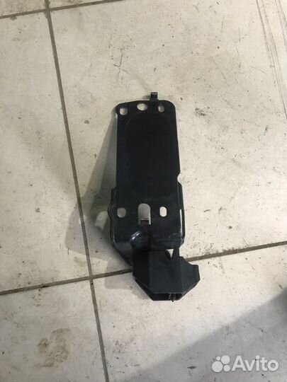 Кронштейн радиатора BMW 325I